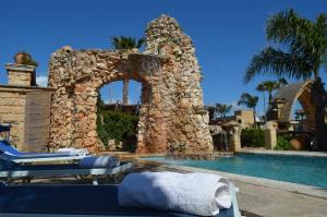陶里萨诺Masseria Grande的一个带游泳池和石墙的度假胜地