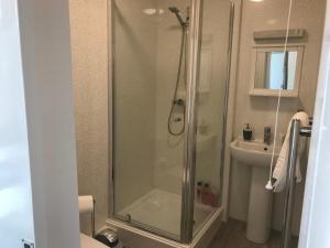 伊尔弗勒科姆谢伯恩旅舍的带淋浴和盥洗盆的浴室