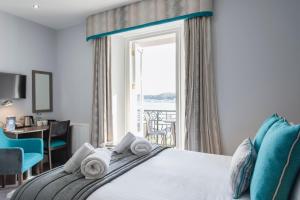 兰迪德诺兰迪德诺贝尔蒙特酒店的一间卧室设有一张床,享有海景