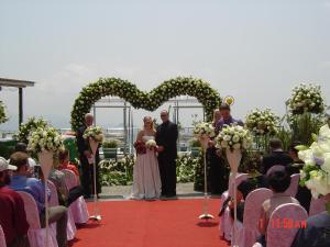 奋起湖阿里山渊明居客棧的站在心拱前的新娘和新郎