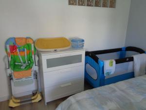 圣艾蒂安Appartement indépendant LE PANASSA, Centre ville, Garage privé的儿童卧室配有一张床和一张婴儿床