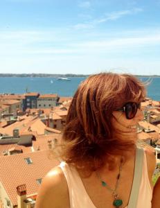 拉多夫吉卡Apartments Magdalena的戴太阳镜的女人,眺望着城市