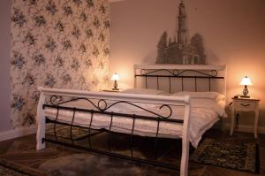 雷德尼斯Apartmány Kord的卧室配有白色的床铺,墙上挂着鲜花