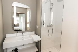 圣埃尔布兰南特圣伊尔布朗宜必思酒店的一间带水槽和淋浴的浴室