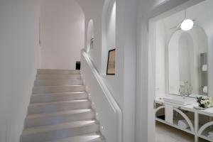 索伦托贝尔维塞林纳酒店的白色的楼梯,带水槽和镜子