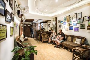 新德里Smyle Inn - Best Value Hotel near New Delhi Station的两个男人坐在候诊室的沙发上