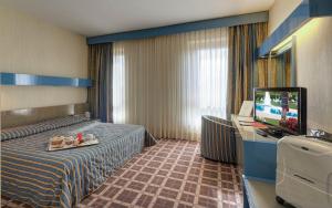 耶西费德里克伊尔酒店的配有一张床和一台平面电视的酒店客房