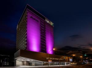 温特和克Avani Windhoek Hotel & Casino的一间紫色灯光的酒店