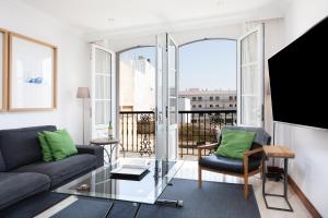 阿雷西费Rooms & Suites Balcony 3C的带沙发和玻璃桌的客厅
