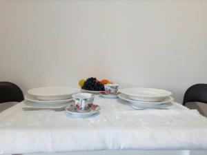 贝尔格莱德Anni的桌子上放有盘子和杯子,上面放有水果