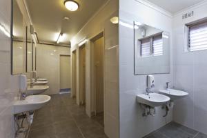 墨尔本市中心经济型酒店的浴室设有4个水槽和一排镜子
