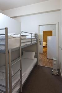 墨尔本市中心经济型酒店的客房设有两张双层床和镜子