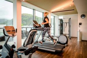 萨尔茨堡萨尔茨堡因姆劳尔皮特酒店的一位在健身房跑步机上行走的女人