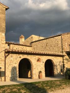 拉迪孔多利Agriturismo Materno的一座石头建筑,上面有一座塔