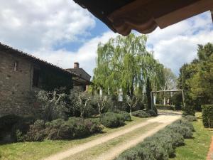拉迪孔多利Agriturismo Materno的树和土路的房子