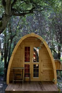 马里纳迪马萨多塞索乐露营地的一个带桌子和长凳的小木棚