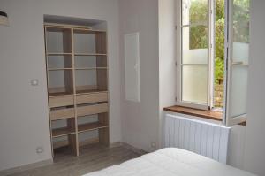 阿瓦隆Logement Nénuphar的一间卧室设有一张床和一个窗口