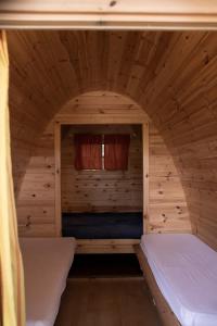 马里纳迪马萨多塞索乐露营地的小木屋内的卧室,配有两张床