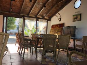 麦地那西多尼亚Alojamiento Rural El Soldao的用餐室配有桌椅和电视