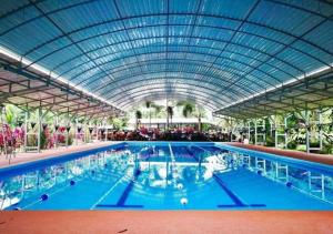 福尔图纳Hotel Colores del Arenal的大型游泳池设有大型天花板
