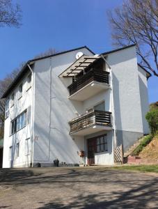 施利茨Ferienwohnung Im Bachgrund的白色的建筑,旁边设有楼梯