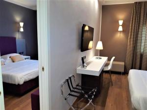 阿蒂利亚诺翁布里亚酒店的酒店客房设有水槽和一张床