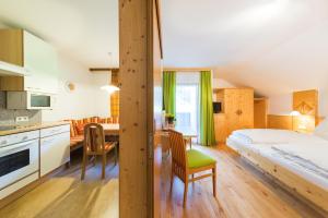 Lavant克里斯特摩尔霍夫酒店的一间卧室设有一张床和一间用餐室