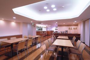 函馆弘扬函馆酒店的用餐室配有木桌和椅子