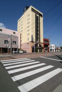 函馆弘扬函馆酒店的一条城市街道上的十字路口,有一座大建筑