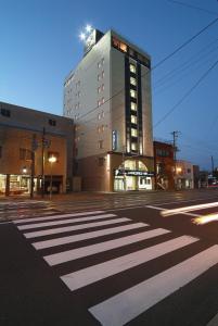 函馆弘扬函馆酒店的一条城市街道上的大型建筑,有一条人行道