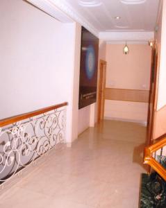 哈里瓦国王酒店的房屋内带金属栏杆的走廊