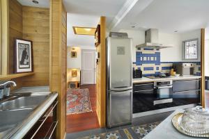 翁弗勒尔穆加多尔公寓的厨房配有冰箱和水槽