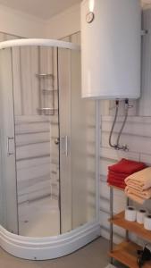 ProzorRooms & Apartment Jozić的浴室里设有玻璃门淋浴