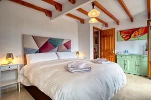 IznateCasa las Torres B&B的一间卧室配有一张大床和毛巾