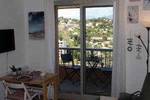 尼斯Studio Le Fabrina Riviera的客厅设有1个带桌子和美景阳台