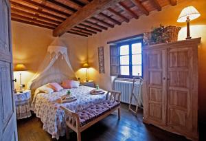 皮耶韦福斯切纳La Locanda del Moro的一间卧室配有一张带天蓬的床