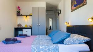 维斯A lovely and cozy room with a breathtaking view的一间卧室配有一张带蓝色枕头的大床
