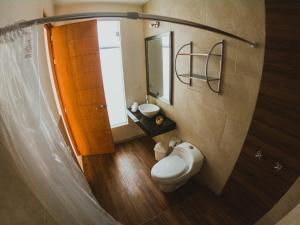 伊察Villa Oasis的一间带卫生间、水槽和镜子的浴室