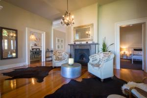 塞斯诺克Camellia Cottage的客厅配有两把椅子和壁炉