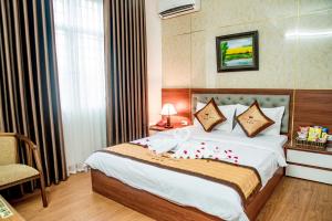 河内OYO 1143 Thu Giang Hotel的一间酒店客房,床上摆放着鲜花