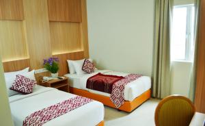 吉隆坡Prime Hotel at TRX Tower的酒店客房设有两张床和窗户。