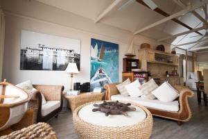 古尔瓦Boathouse - Birks River Retreat的客厅配有两张沙发和一张桌子