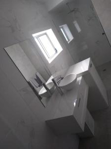 LeetonKindred Parkside Apartments的白色的浴室设有水槽和镜子