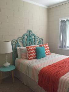 LeetonKindred Lodge Apartments的一间卧室配有带色彩缤纷枕头的床