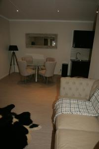 LeetonKindred Lodge Apartments的客厅配有沙发和桌子