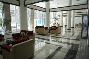 杜尚别Bokhtar Apart Hotel的大楼内一个带沙发和椅子的大堂