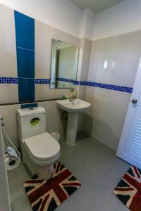 美索Tempo Plus Apartment的一间带卫生间和水槽的浴室