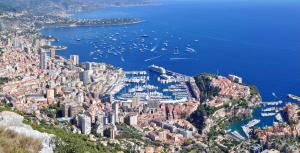 罗克布吕讷-卡普马丹Monaco's Cottage & Spa的水中船只的城市空中景观