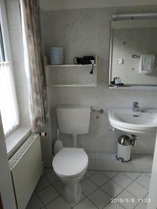 文斯托夫施泰因胡德亚特兰蒂斯旅馆的白色的浴室设有卫生间和水槽。