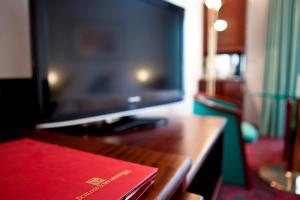 施瓦岑费尔德施彻沃赞菲尔德施洛斯酒店的一张桌子上的红色书籍,电视